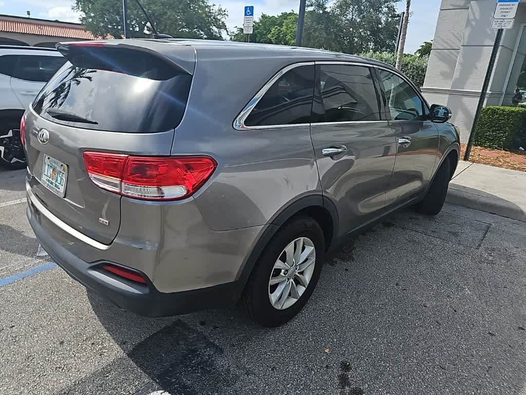 Thumbnail: 2016 Kia Sorento - 17