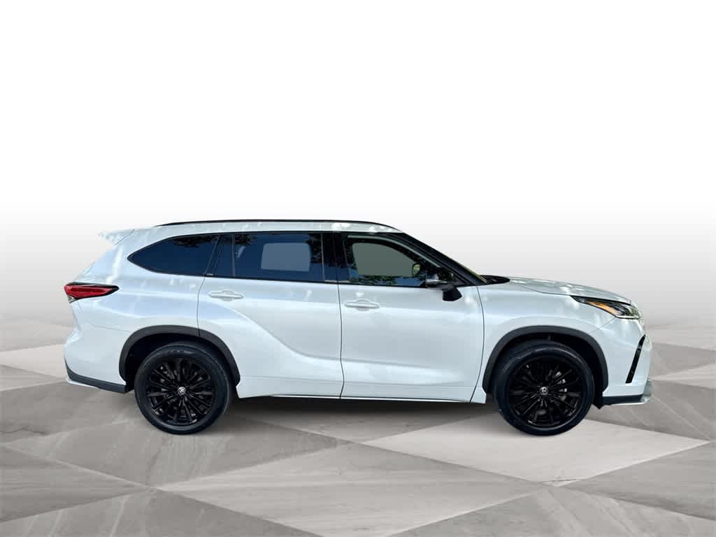 Thumbnail: 2023 Toyota Highlander - 9