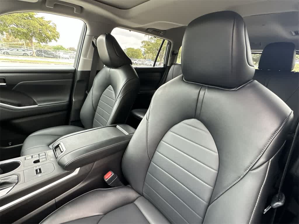 Thumbnail: 2023 Toyota Highlander - 14