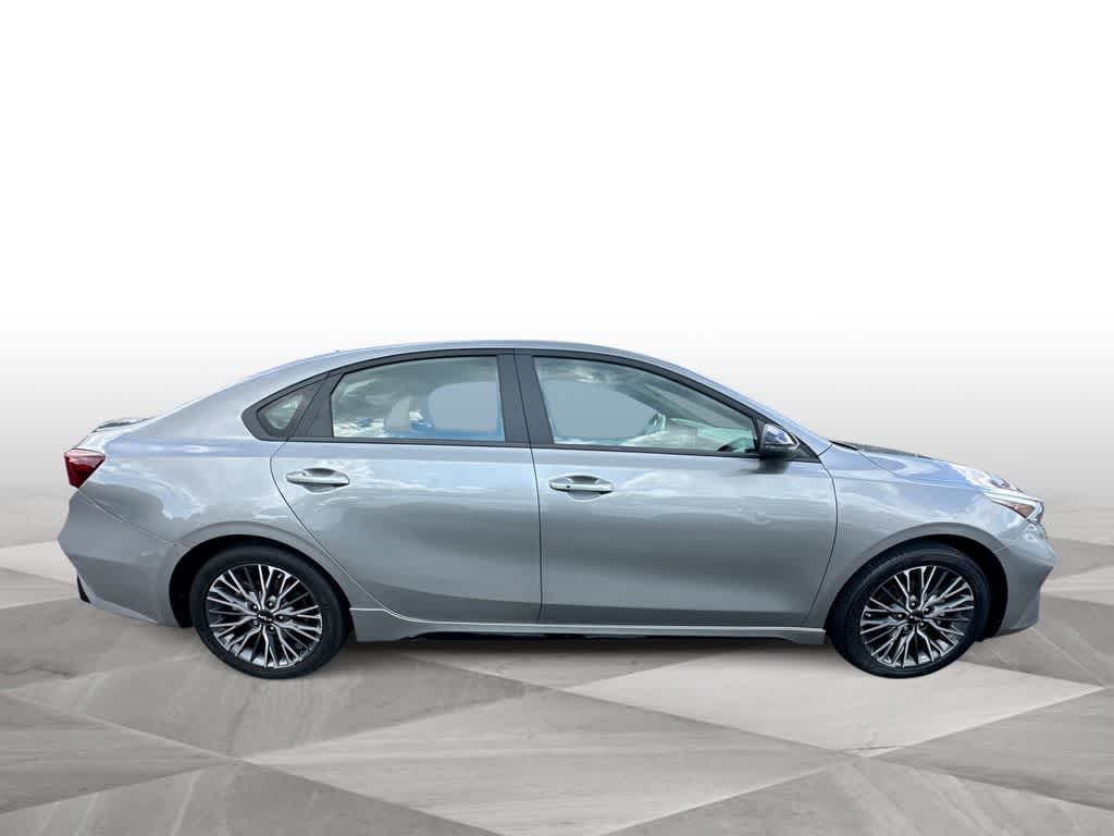 Thumbnail: 2022 Kia Forte - 9