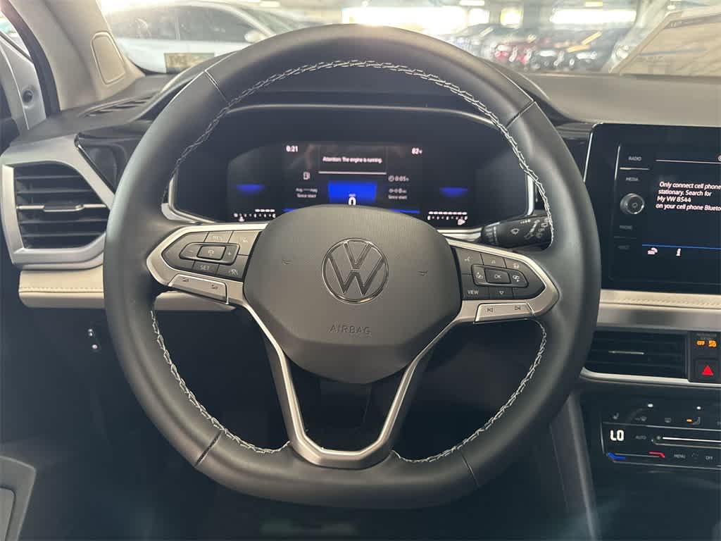 2025 Volkswagen Taos SE 15