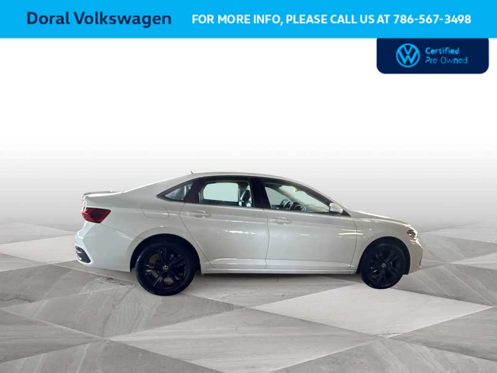 Thumbnail: 2024 Volkswagen Jetta - 9