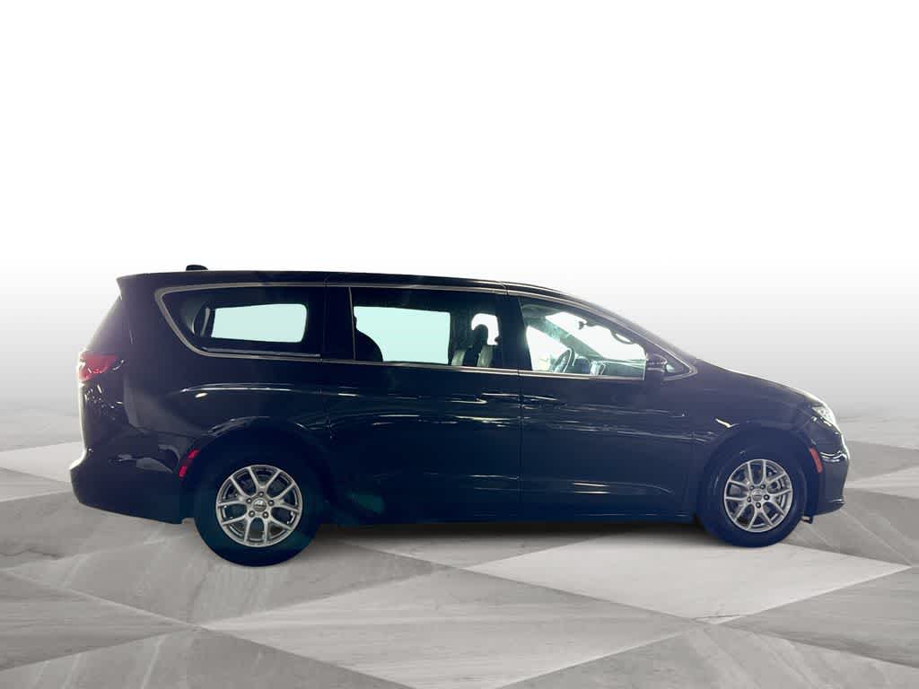 Thumbnail: 2023 Chrysler Pacifica - 9