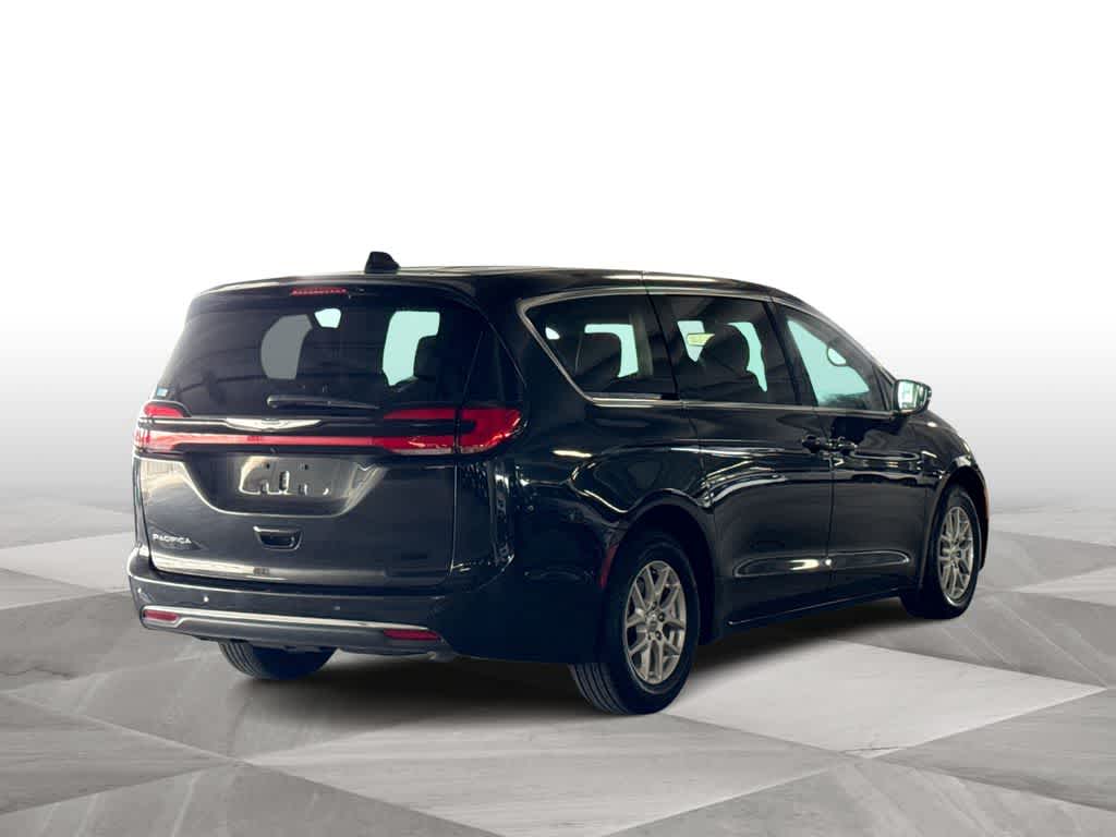 Thumbnail: 2023 Chrysler Pacifica - 8