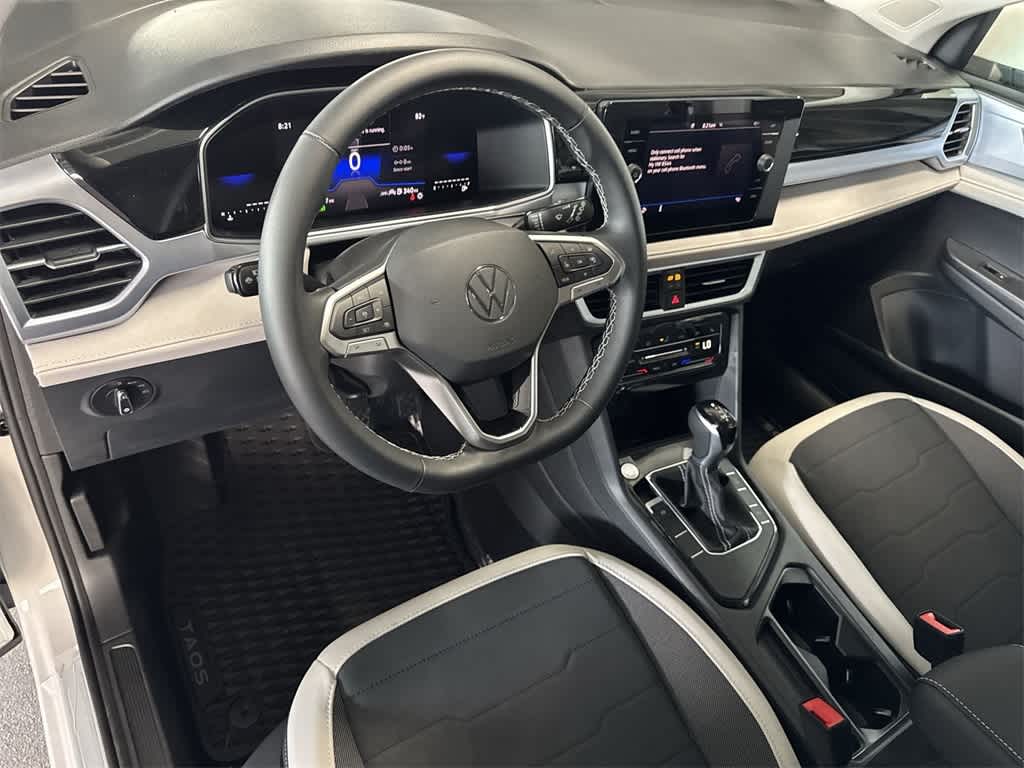 2025 Volkswagen Taos SE 13
