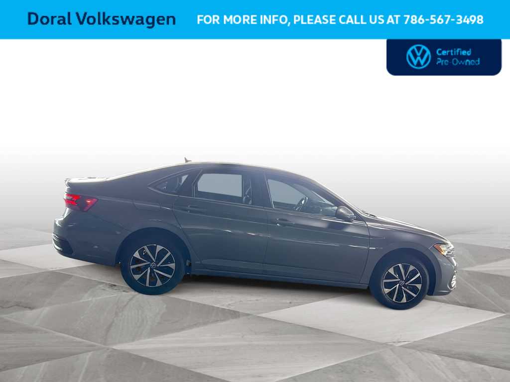 Thumbnail: 2024 Volkswagen Jetta - 9