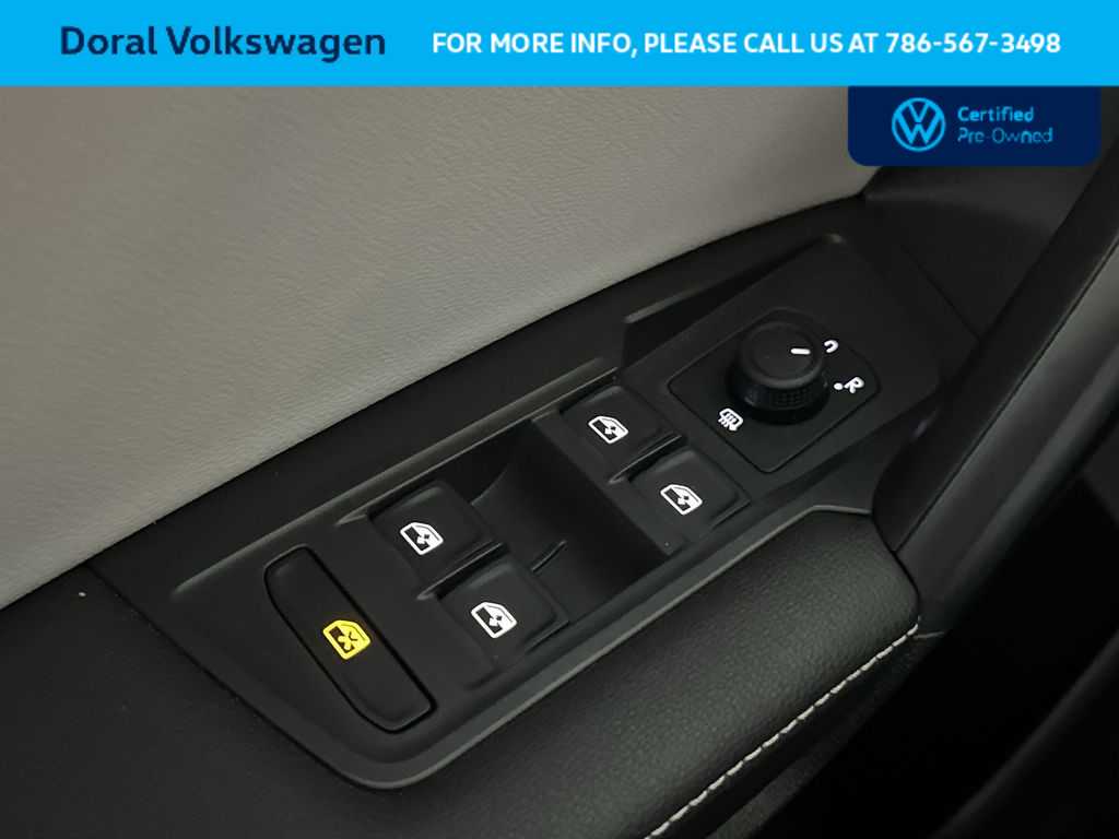 Thumbnail: 2023 Volkswagen Tiguan - 17
