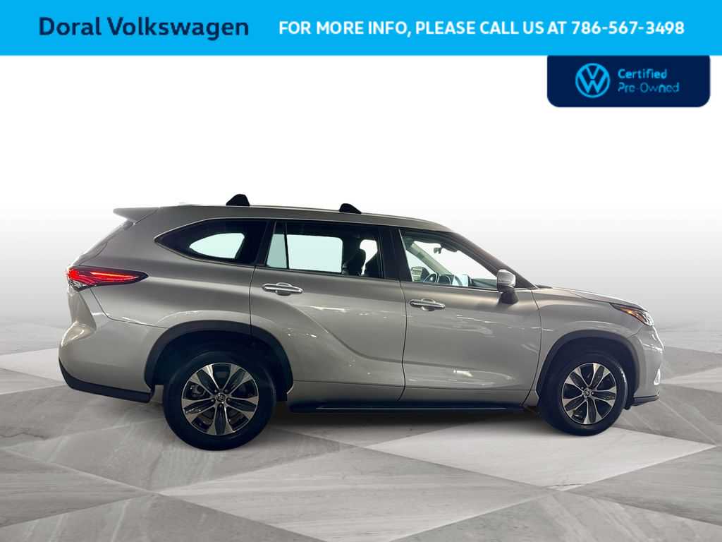 Thumbnail: 2023 Toyota Highlander - 9