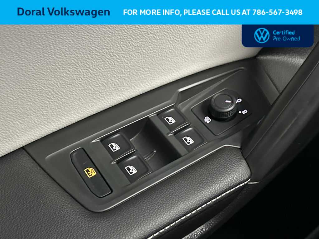 Thumbnail: 2023 Volkswagen Tiguan - 17