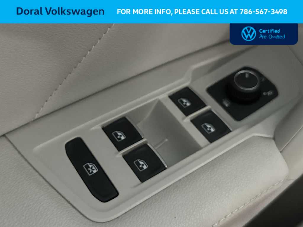 Thumbnail: 2023 Volkswagen Tiguan - 17