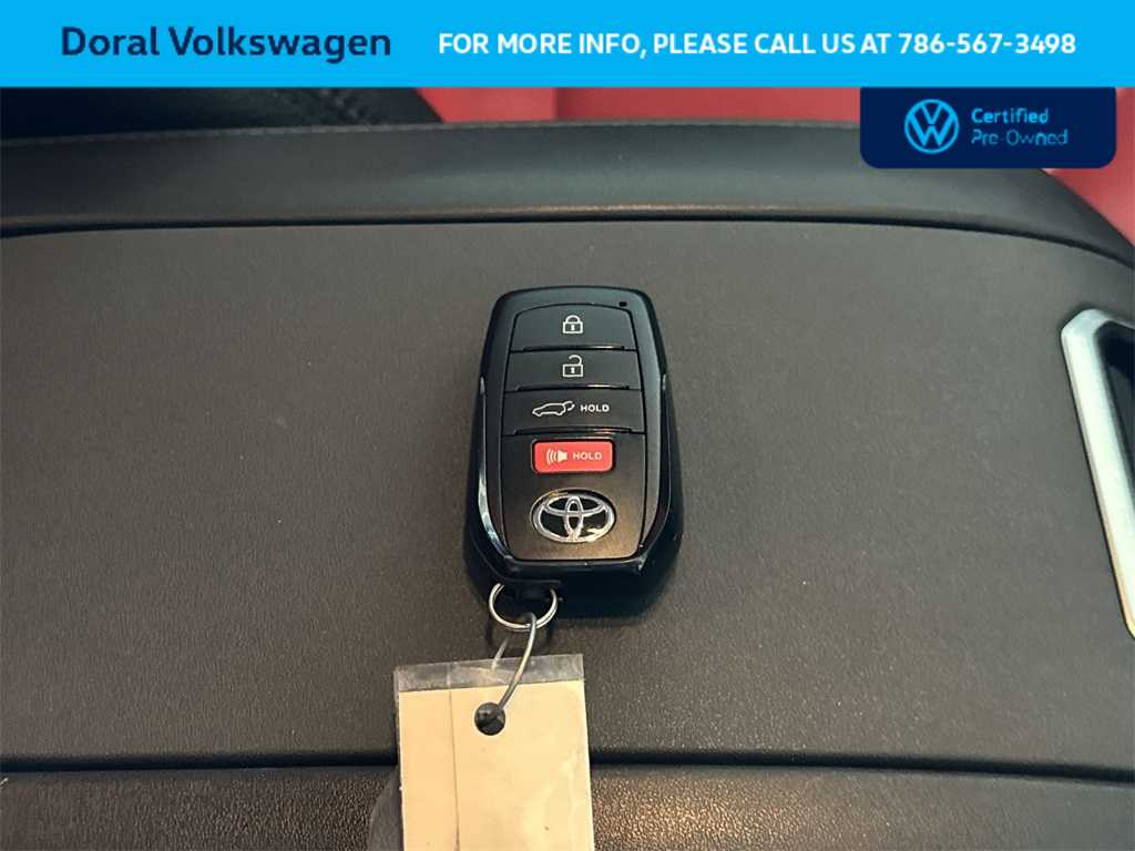 2024 Toyota Highlander LE 28