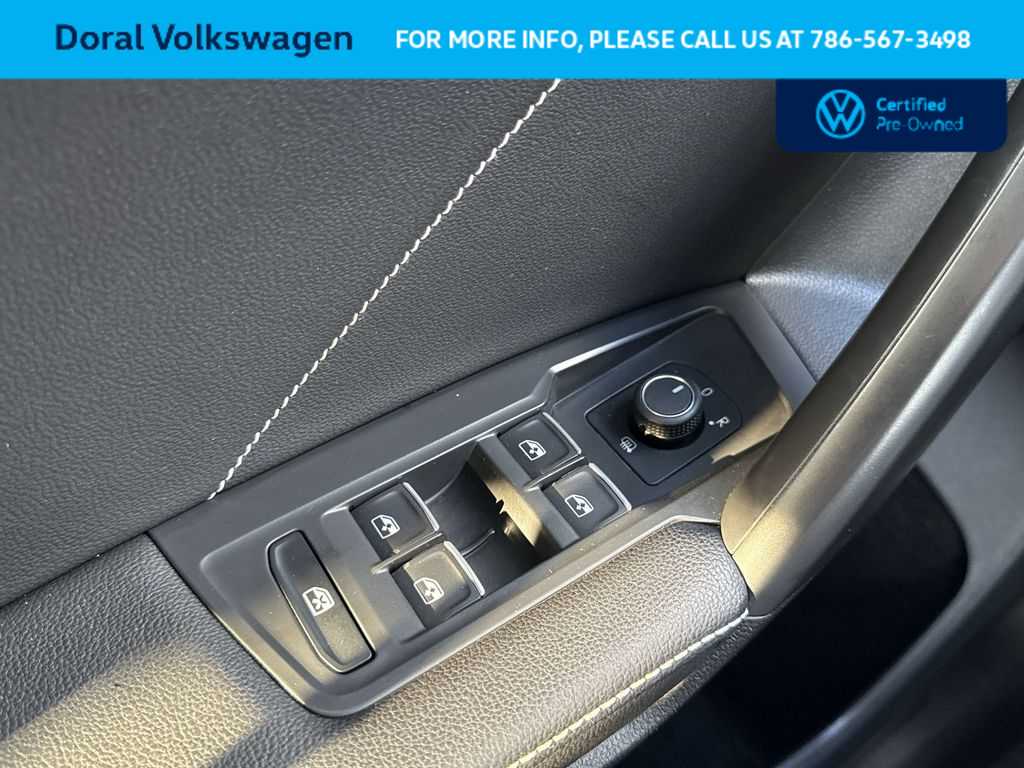 Thumbnail: 2023 Volkswagen Tiguan - 17