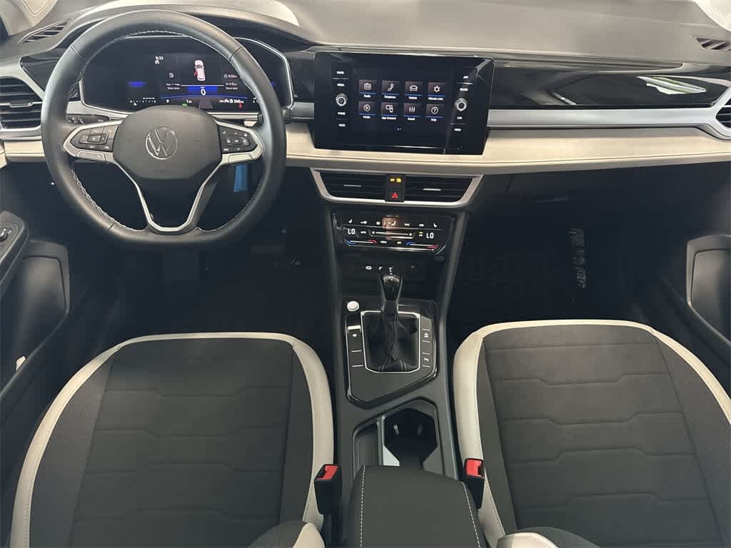 2025 Volkswagen Taos SE 24