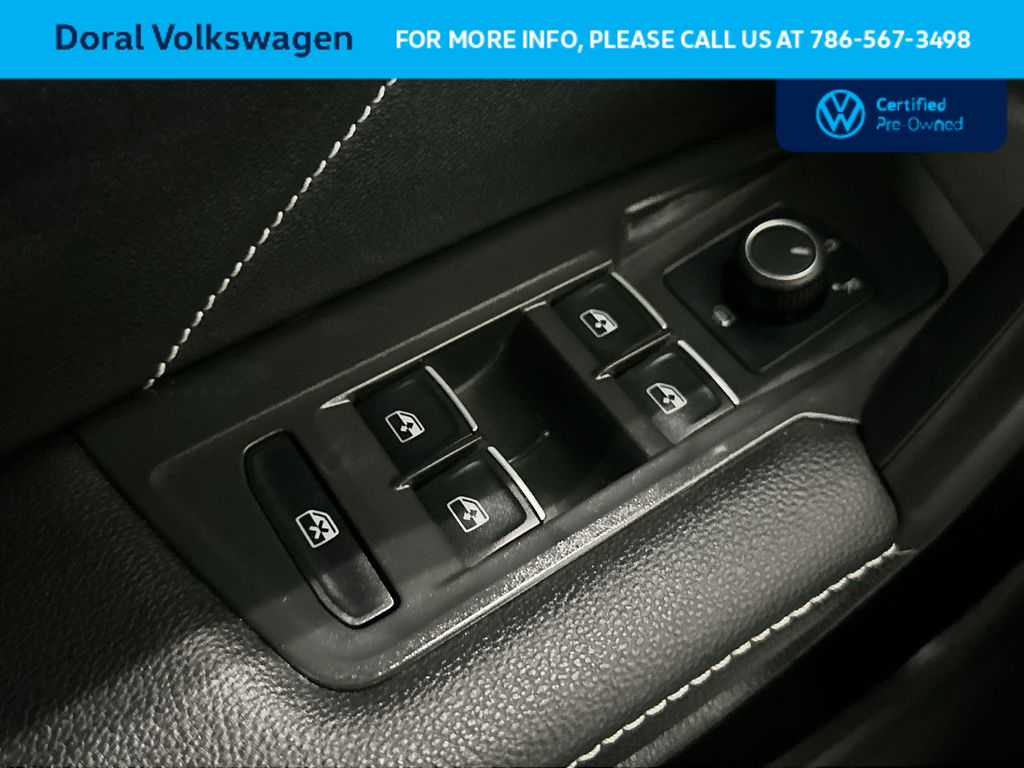 Thumbnail: 2023 Volkswagen Tiguan - 17