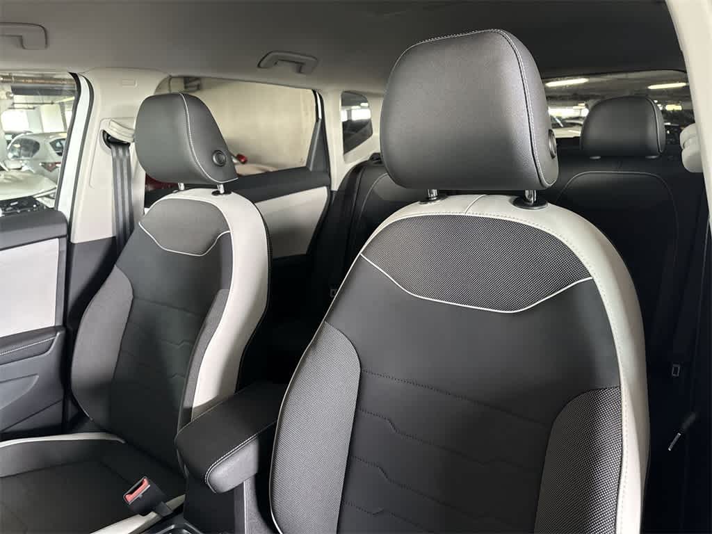 2025 Volkswagen Taos SE 14