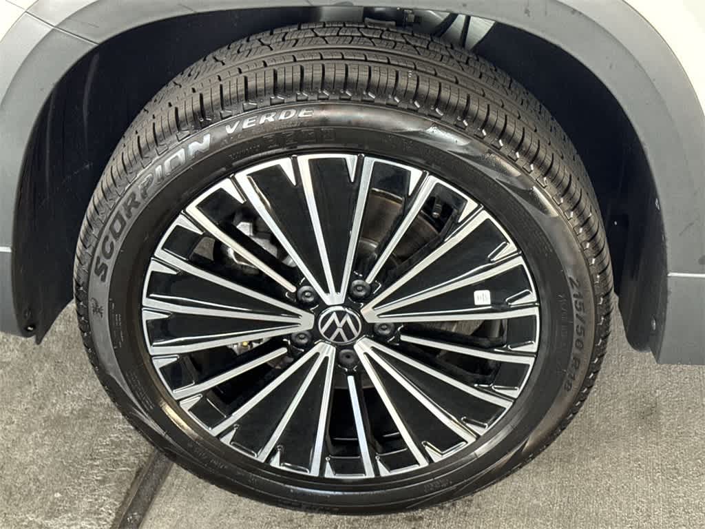 2025 Volkswagen Taos SE 11
