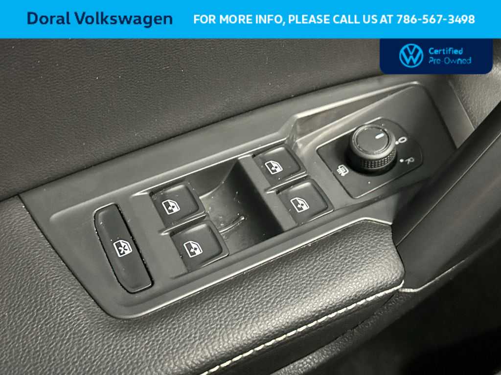 Thumbnail: 2023 Volkswagen Tiguan - 17