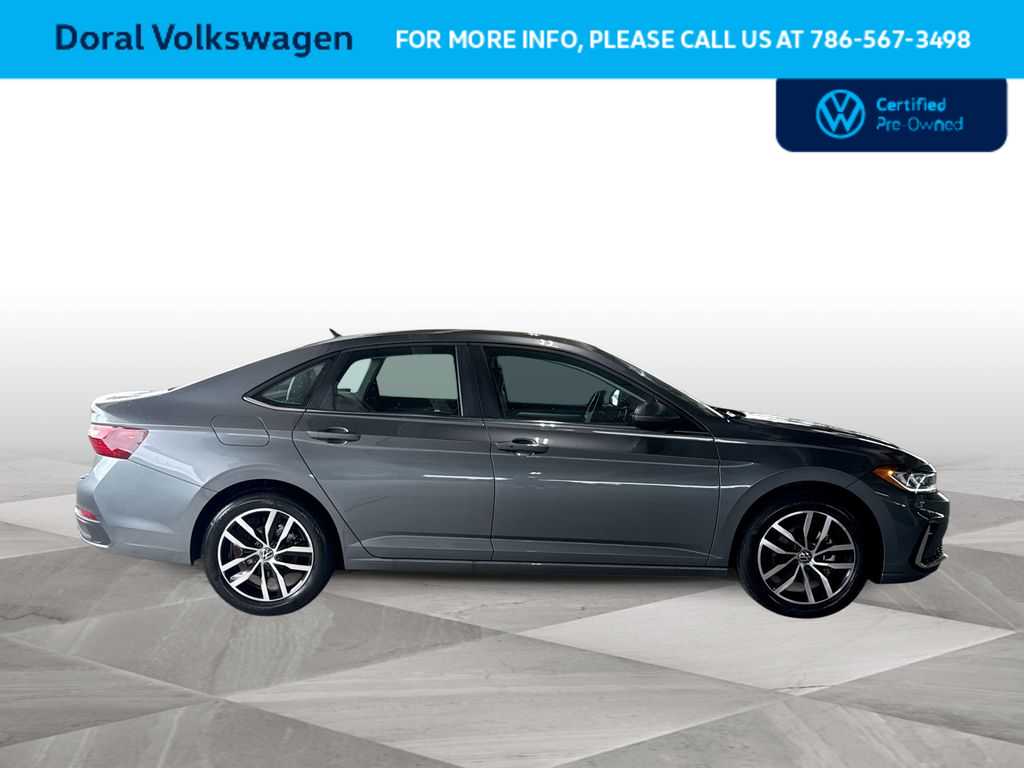 2025 Volkswagen Jetta SE - Photo 9