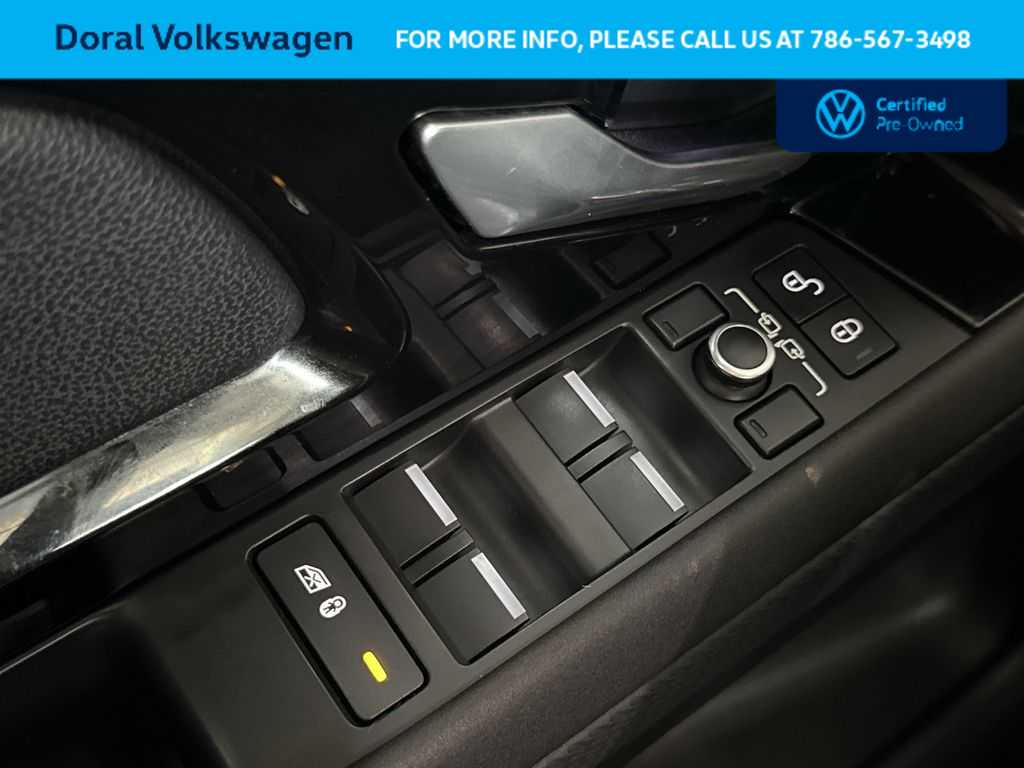 Thumbnail: 2020 Land Rover Range Rover Evoque - 17