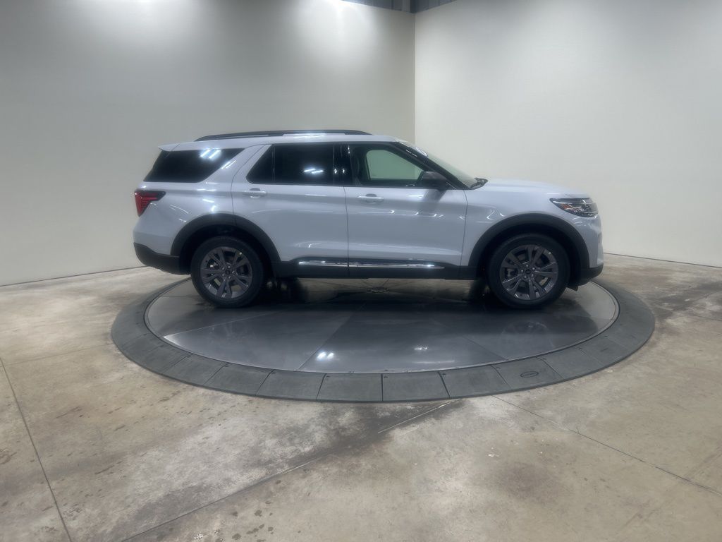 2025 Ford Explorer photo 2