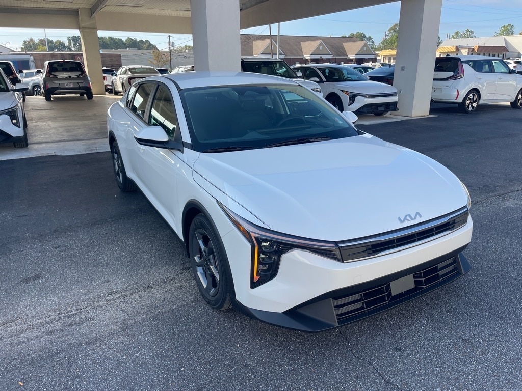New 2025 Kia K4 LXS Sedan