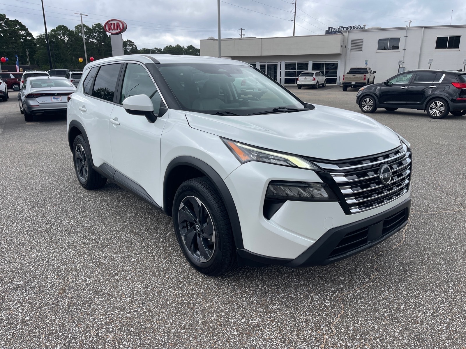 2025 Nissan Rogue SV - Photo 3