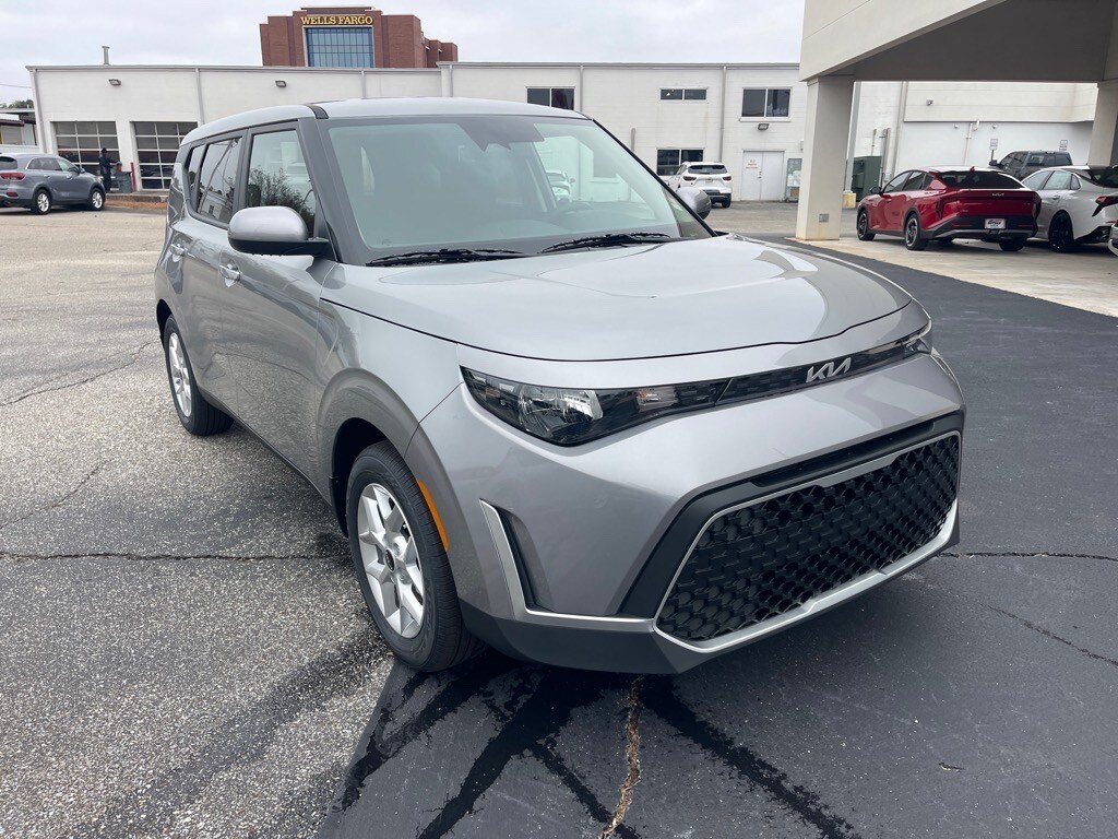 2025 Kia Soul LX S photo 3