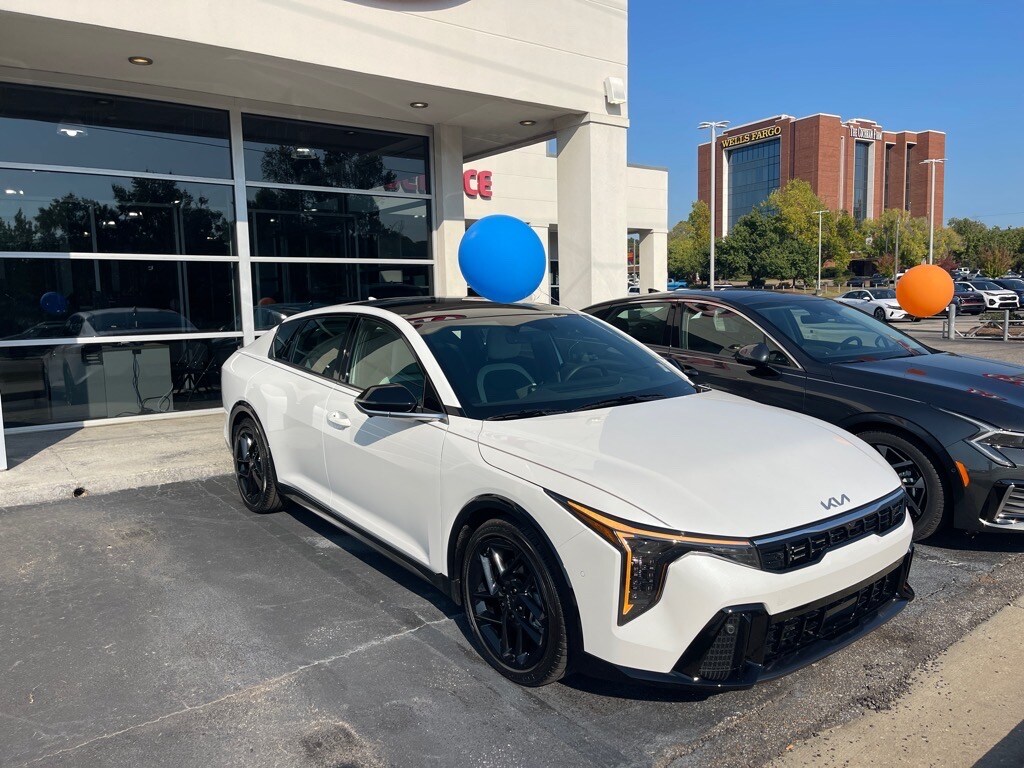 2025 Kia K4 GT-Line Turbo photo 2