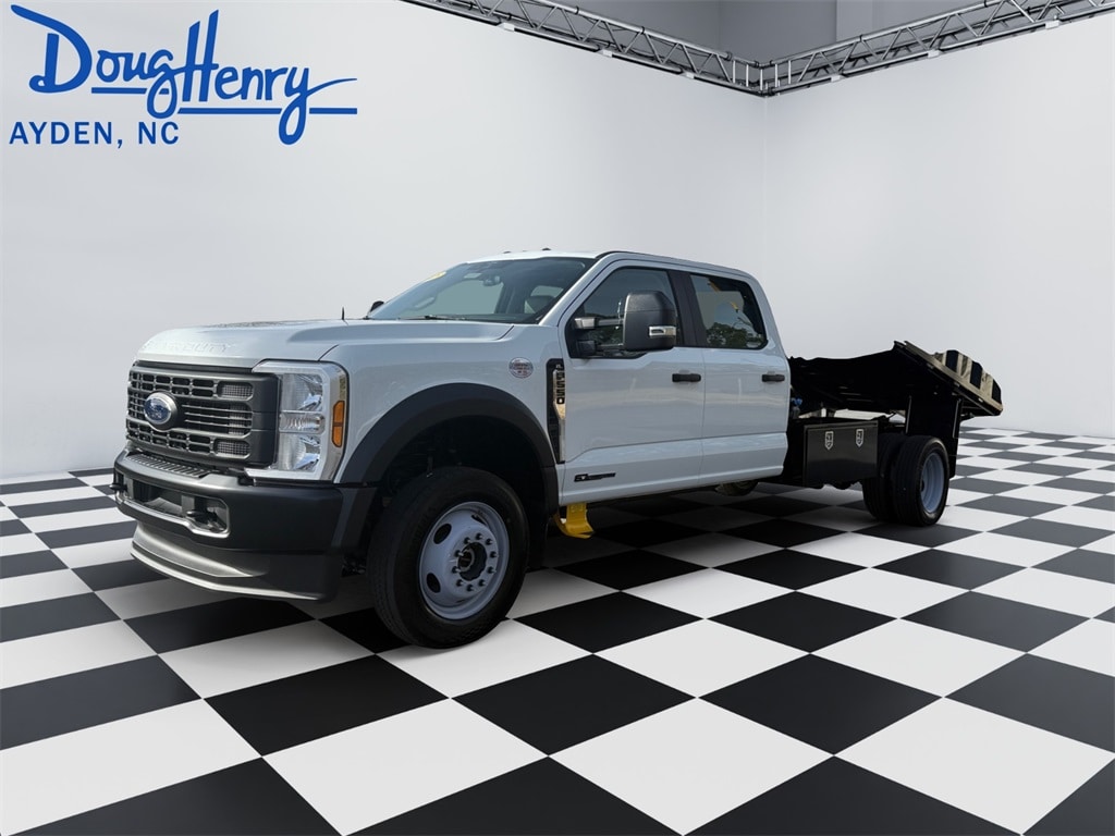 2025 Ford F-550 Super Duty Chassis Cab XL's photo