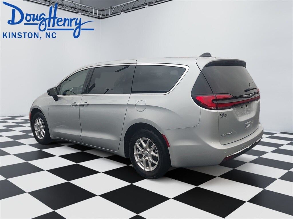 Used 2024 Chrysler Pacifica Touring L Minivan/Van