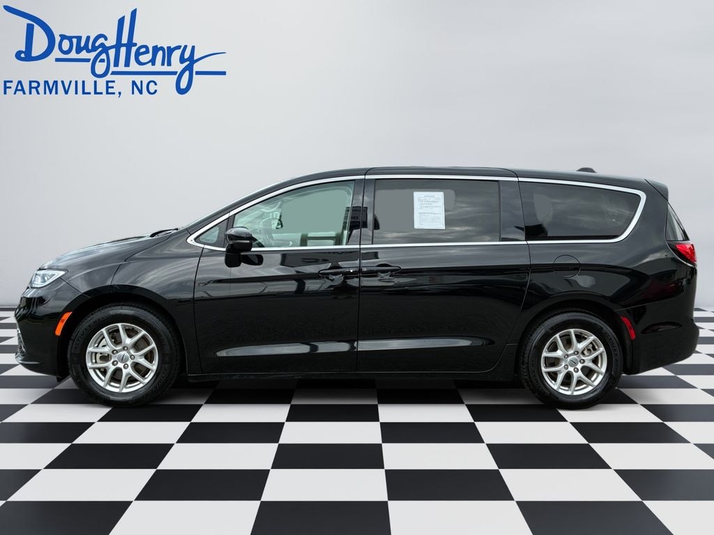 Used 2024 Chrysler Pacifica Touring L Minivan/Van
