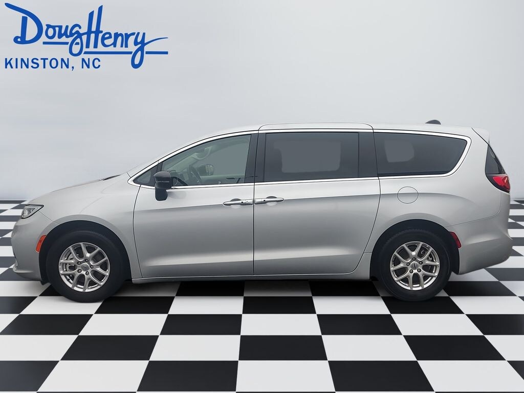 Used 2024 Chrysler Pacifica Touring L Minivan/Van