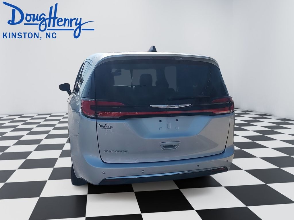 Used 2024 Chrysler Pacifica Touring L Minivan/Van