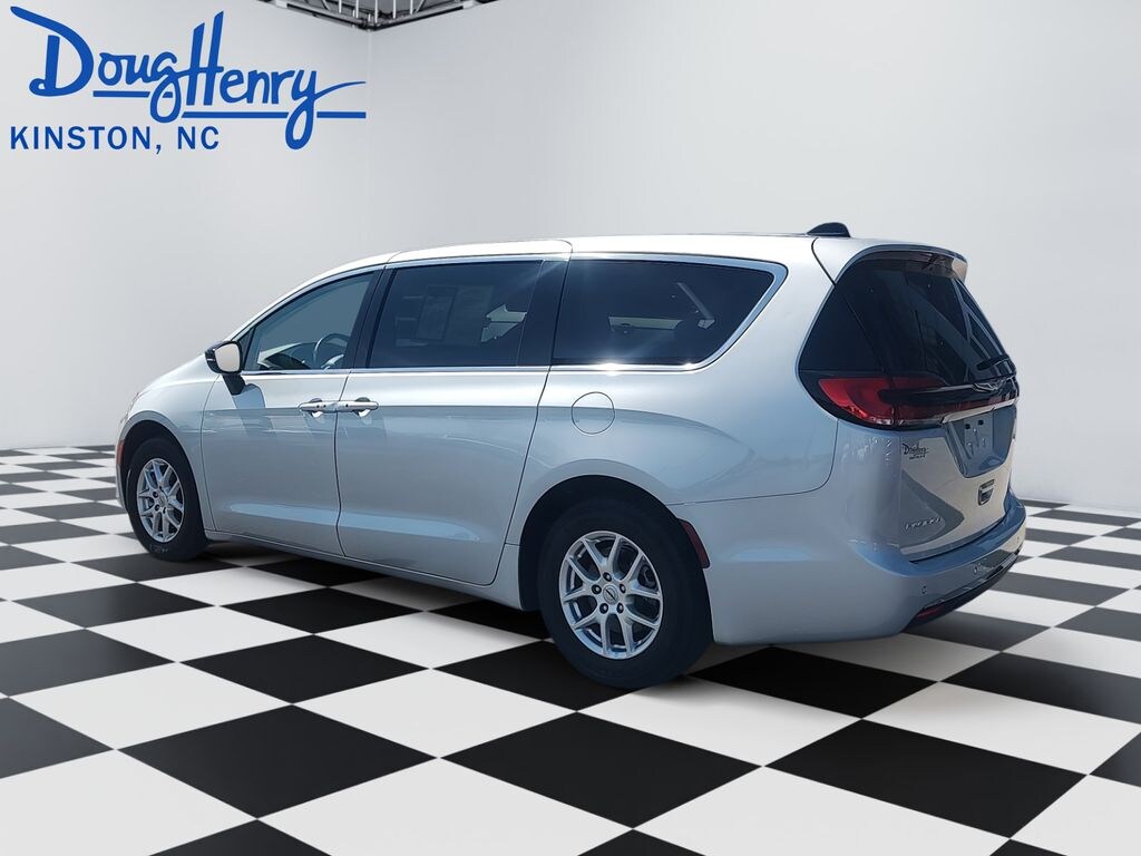 Used 2024 Chrysler Pacifica Touring L Minivan/Van