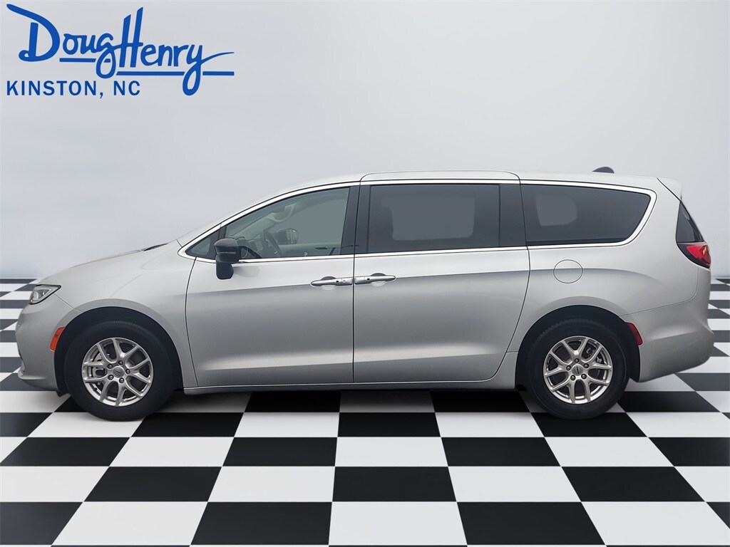 Used 2024 Chrysler Pacifica Touring L Minivan/Van
