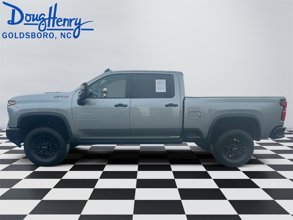 2024 Chevrolet Silverado 2500HD ZR2 photo 2
