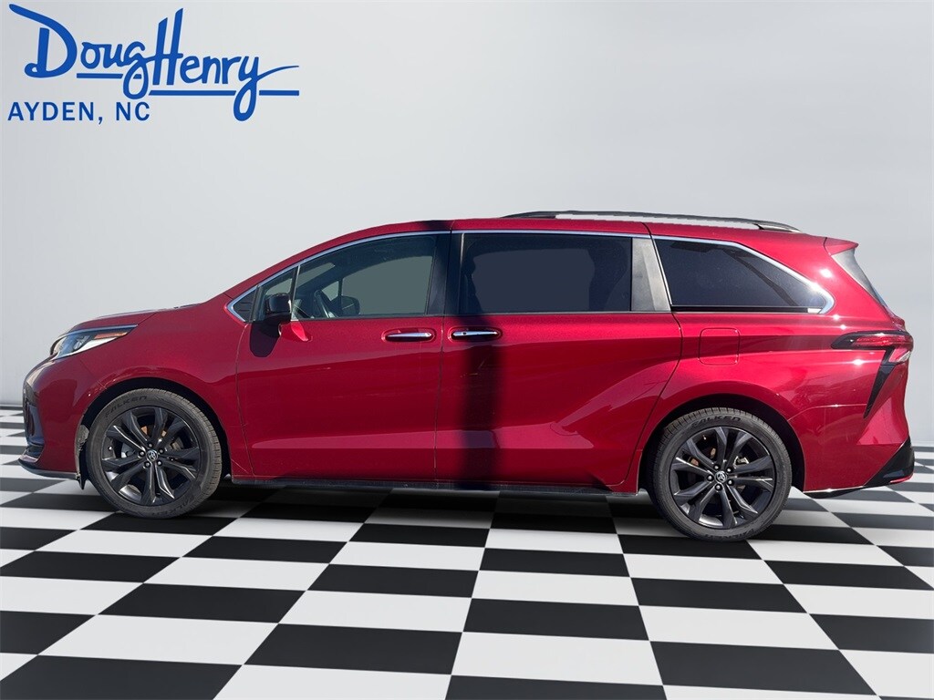 2022 Toyota Sienna XSE photo 2