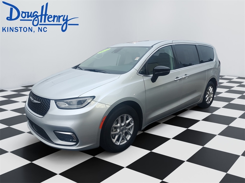 Used 2024 Chrysler Pacifica Touring L Minivan/Van