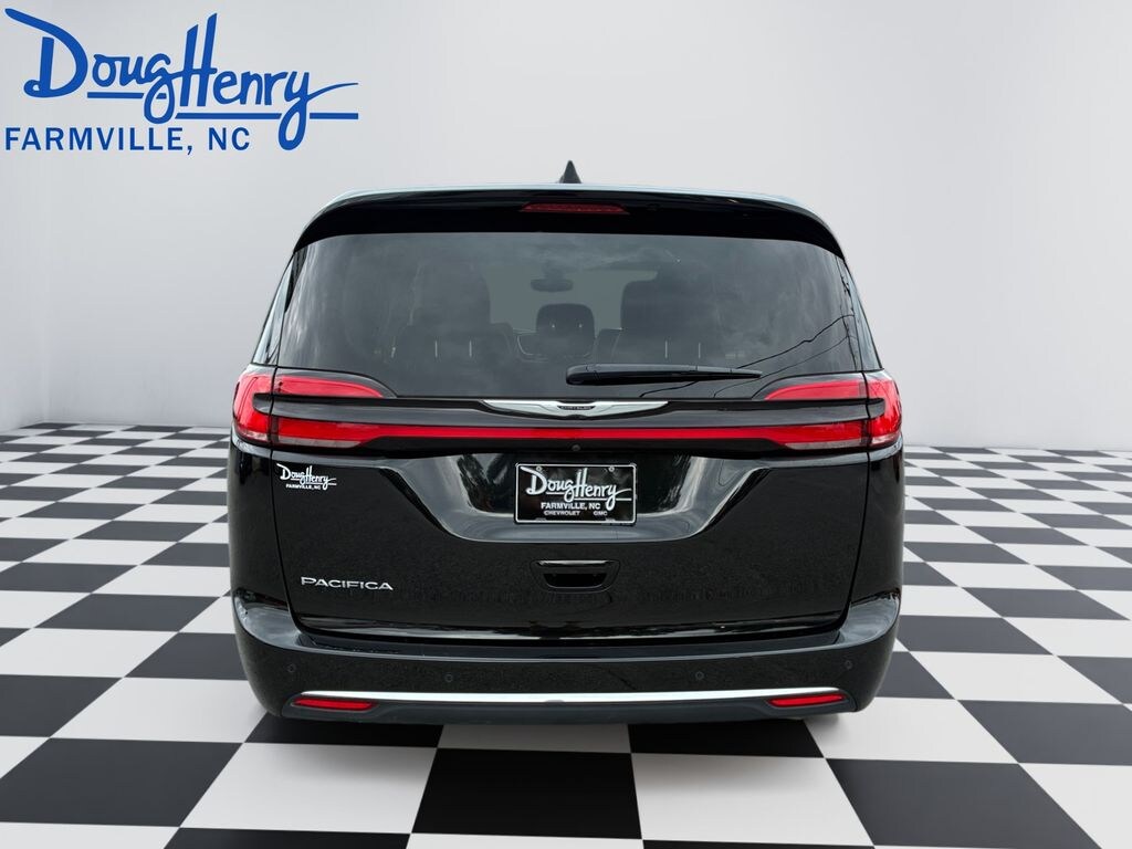 Used 2024 Chrysler Pacifica Touring L Minivan/Van