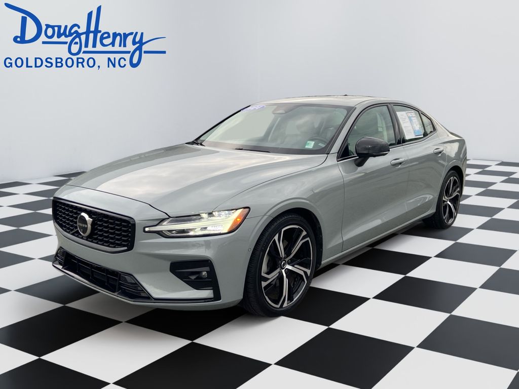 2024 Volvo S60 B5 Plus Dark Theme's photo