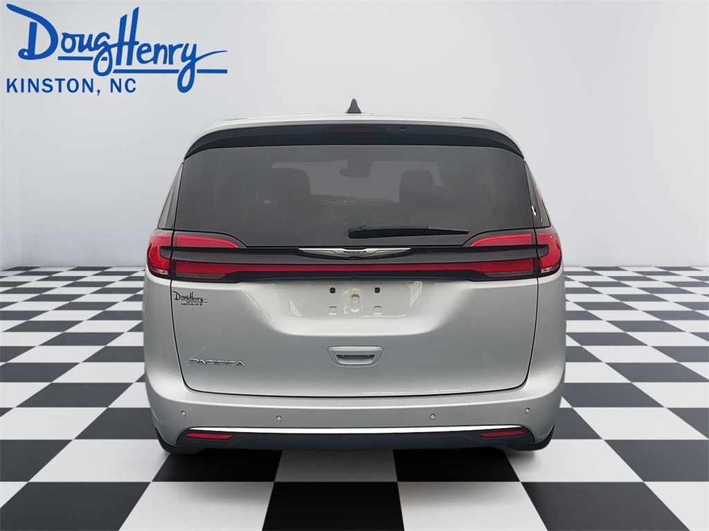 Used 2024 Chrysler Pacifica Touring L Minivan/Van