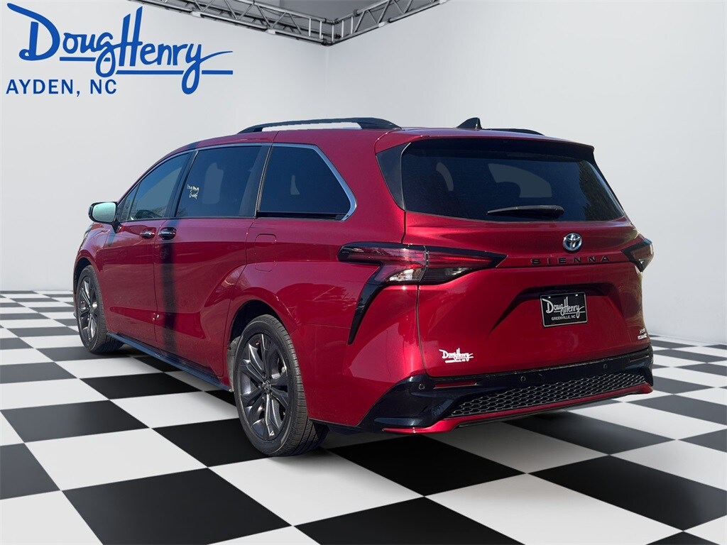 2022 Toyota Sienna XSE photo 3