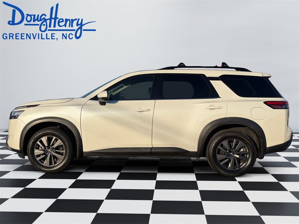 2022 Nissan Pathfinder SV photo 2