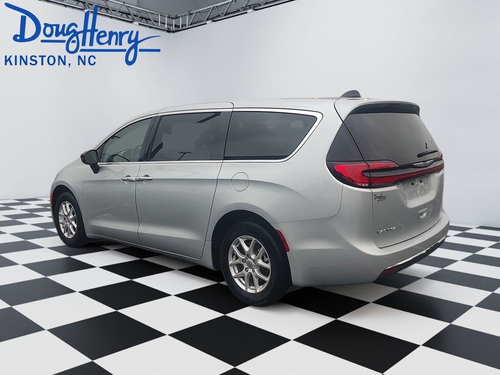 Used 2024 Chrysler Pacifica Touring L Minivan/Van