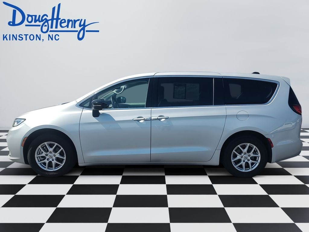 Used 2024 Chrysler Pacifica Touring L Minivan/Van