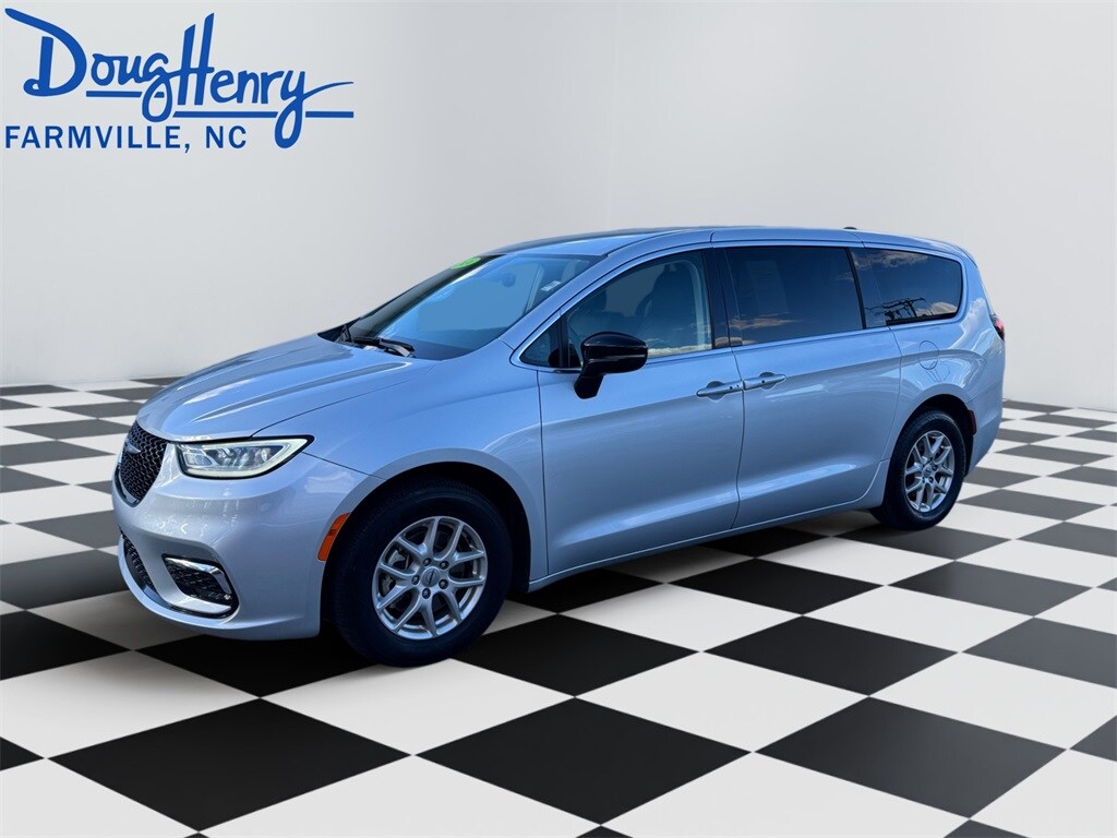 Used 2024 Chrysler Pacifica Touring L Minivan/Van