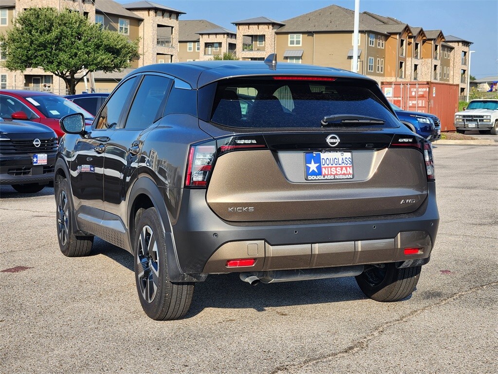 2025 Nissan Kicks SV photo 4