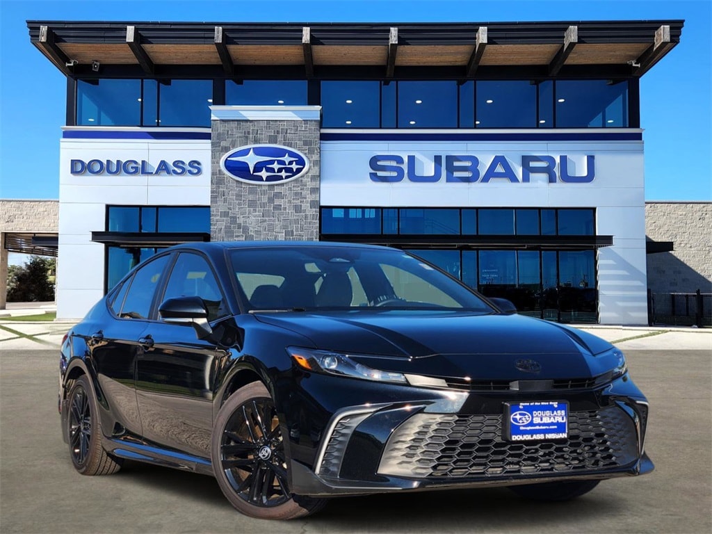 2025 Toyota Camry SE's photo