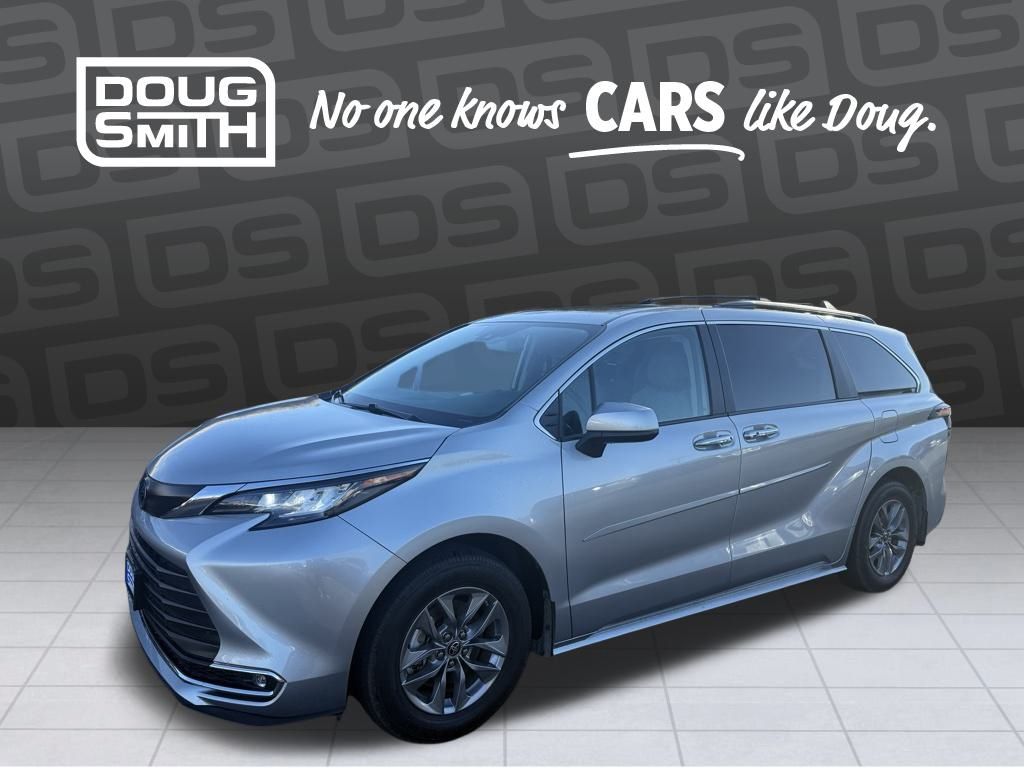 2023 Toyota Sienna XLE's photo