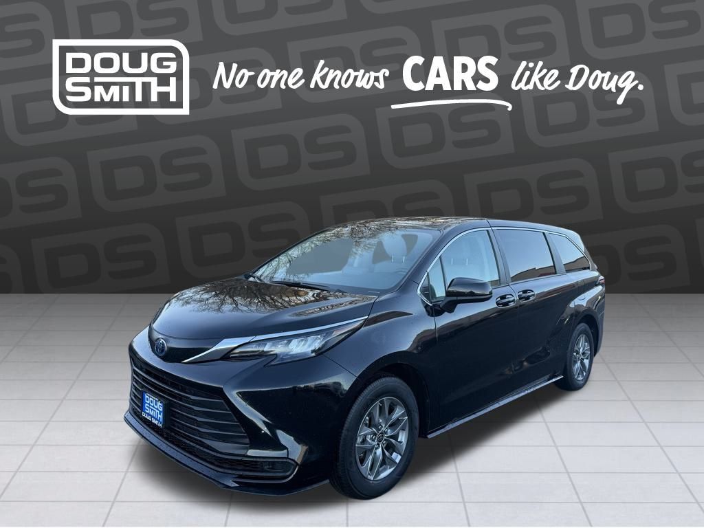 2024 Toyota Sienna LE's photo